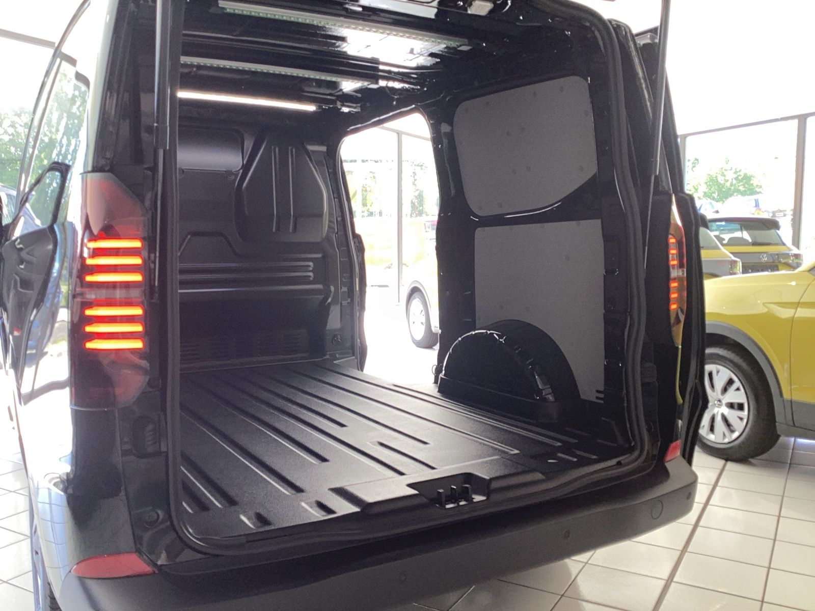 Fahrzeugabbildung Volkswagen T7 Transporter Kasten TDI 81 kW KR PDK LANE ASSI