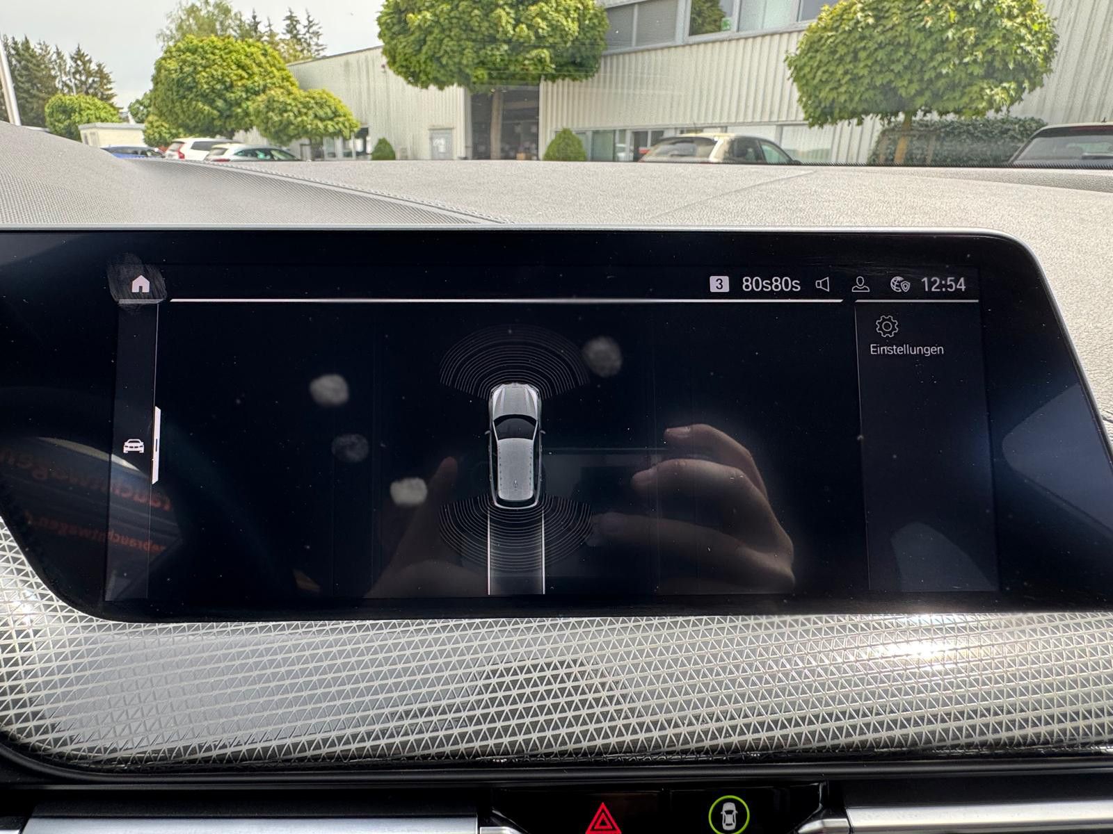 Fahrzeugabbildung BMW 118i Steptr. Sport-Line LED SHZ PDC CarPlay NAV