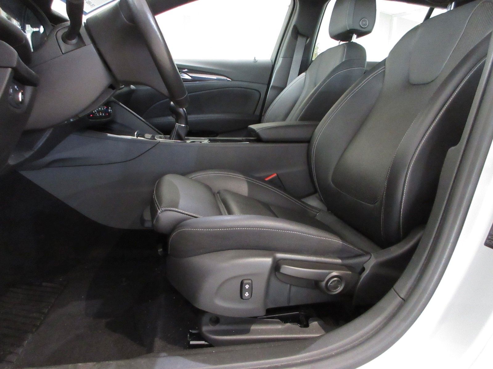 Fahrzeugabbildung Opel Insignia B ST 2.0D B.Elegance LED/SHZ/LHZ/R´CAM