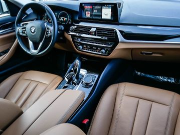 Fahrzeugabbildung BMW 520d xDrive Tour LEDER DRIVING-ASSIST INNOVATION