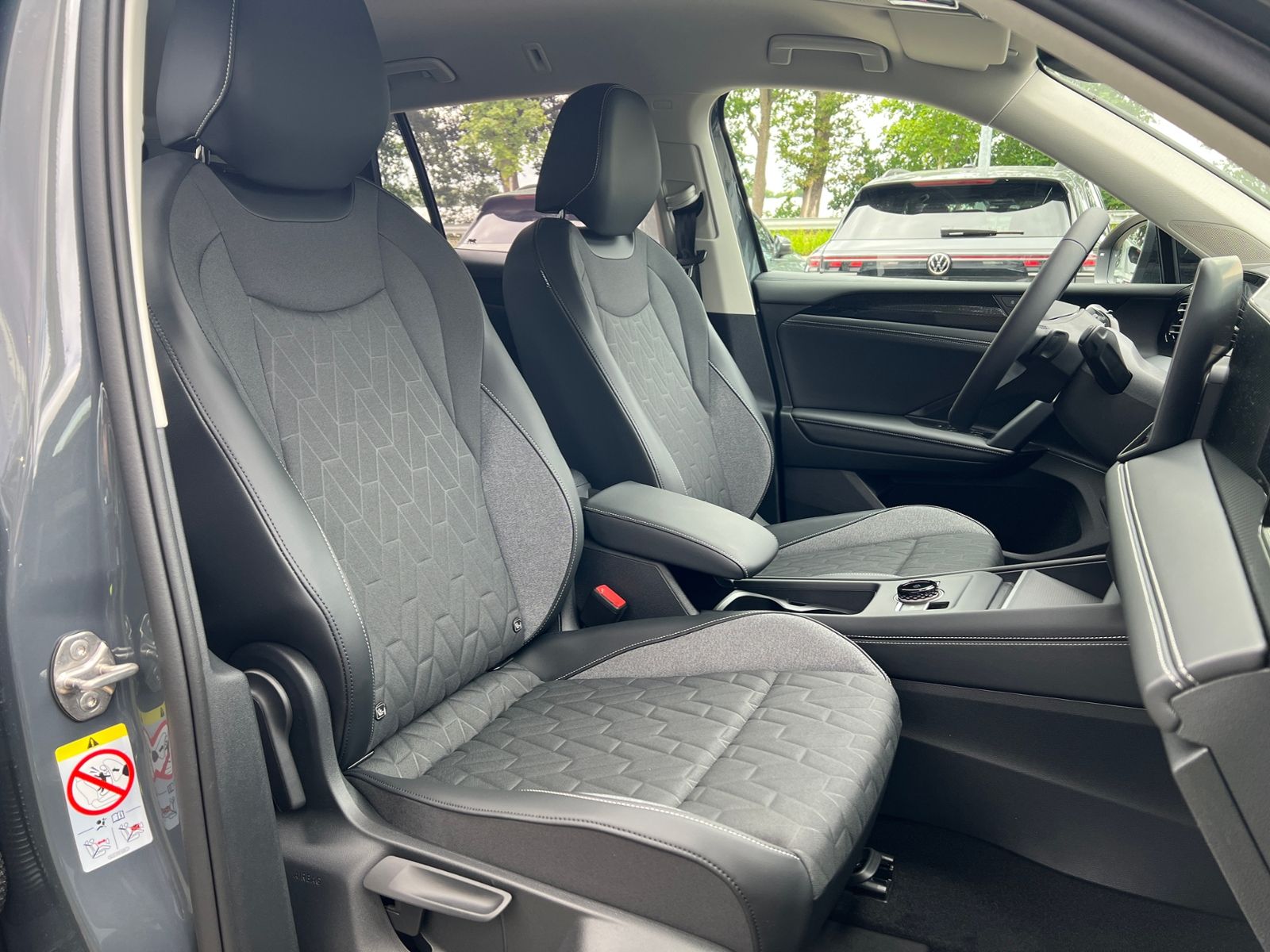 Fahrzeugabbildung Volkswagen Tiguan  ENERGY 1.5 eTSI DSG *AHK, AreaView, Navi