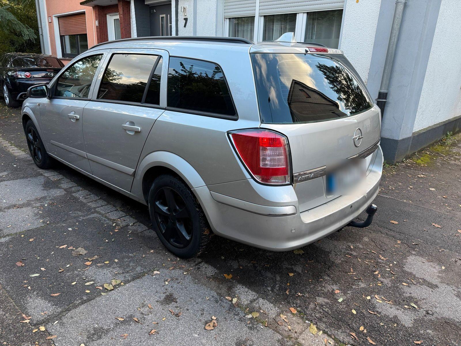 Opel Astra 2009 — вигляд ззаду