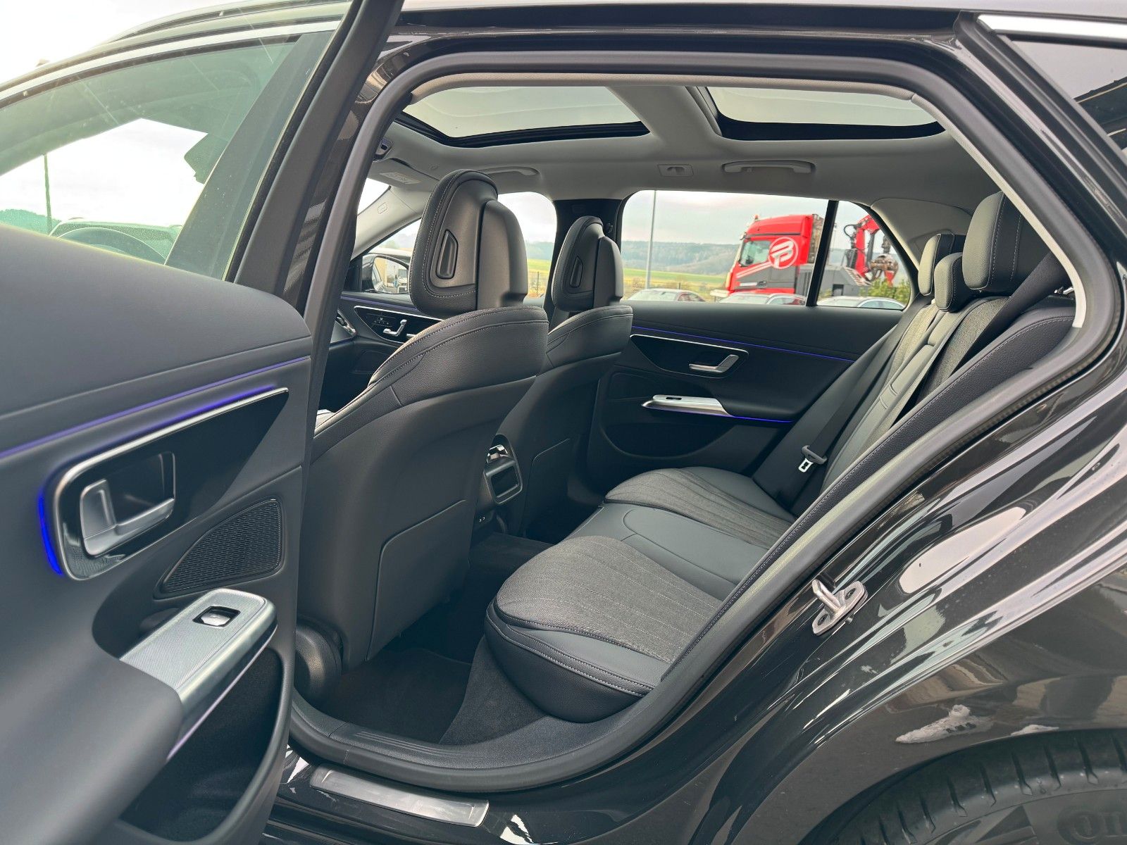 Fahrzeugabbildung Mercedes-Benz E 300de Avantgarde+Pano+AHK+DistrPro+Digital+360