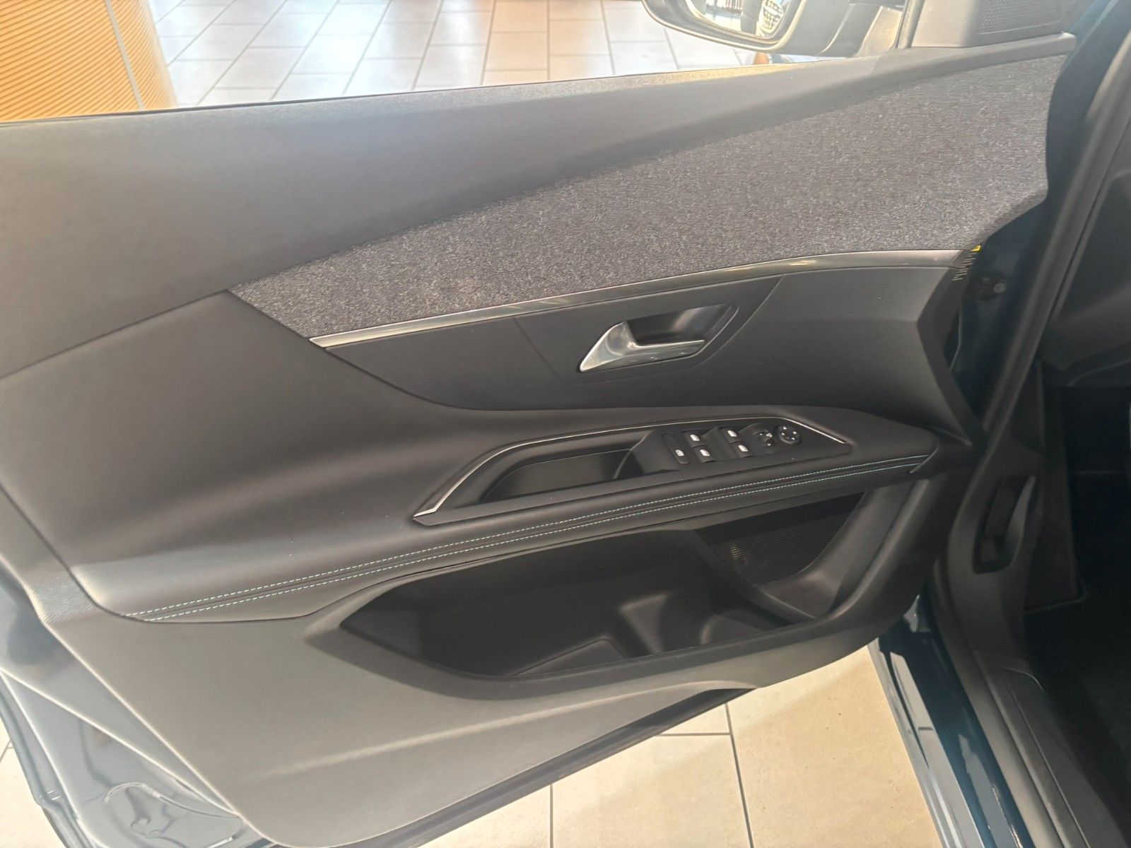 Fahrzeugabbildung Peugeot 3008 1.2T ALLURE PACK NAVI/LED/SPORT/VIRT/PDC