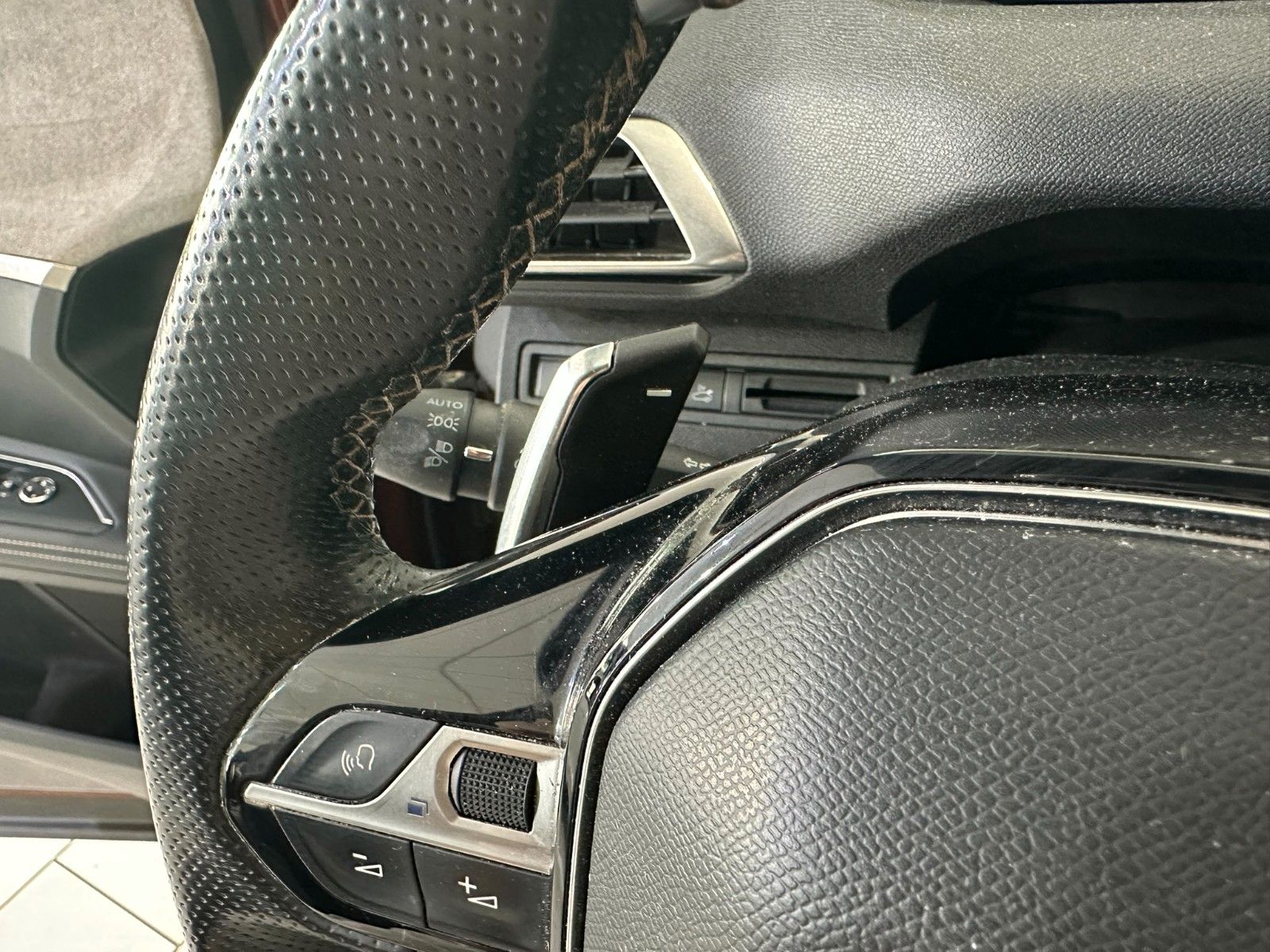 Fahrzeugabbildung Peugeot 5008 GT -PACK 1.5D LED/NAVI/SHZ/ALCANTARA/AHK