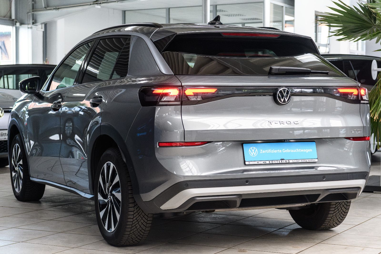 Fahrzeugabbildung Volkswagen T-Roc Life 1.5 eTSI DSG LED+NAVI+RFK+SHZ+ACC