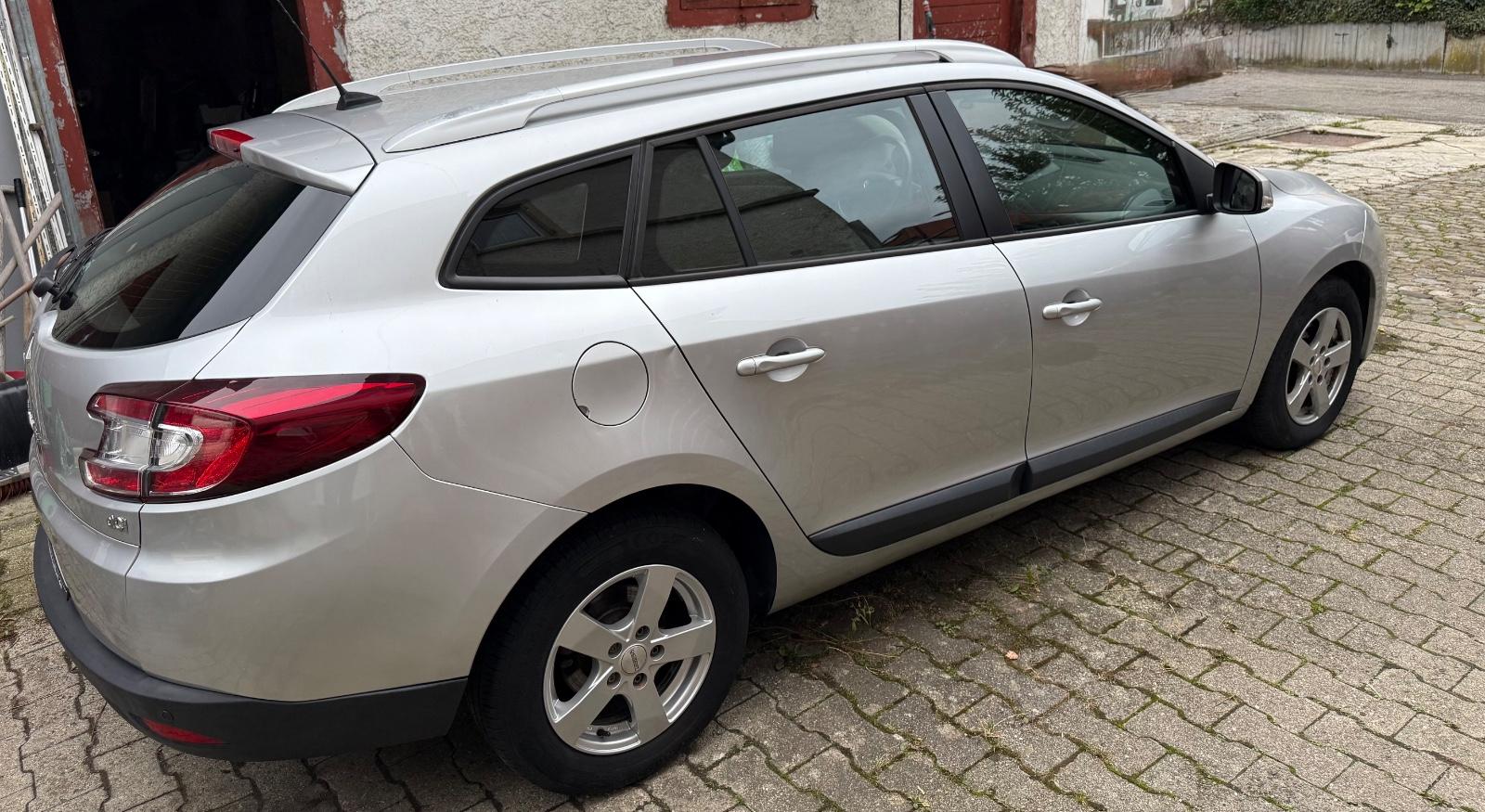 Renault Megane 2011 — салон