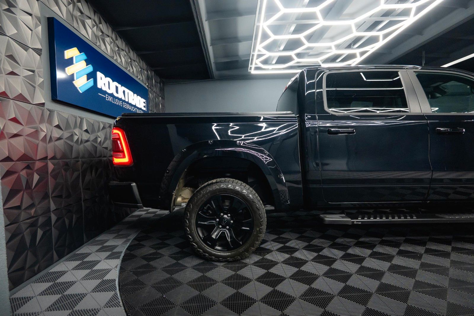 Fahrzeugabbildung Dodge RAM 5.7 V8 HEMI 4x4 LARAMIE Offroad Night LED