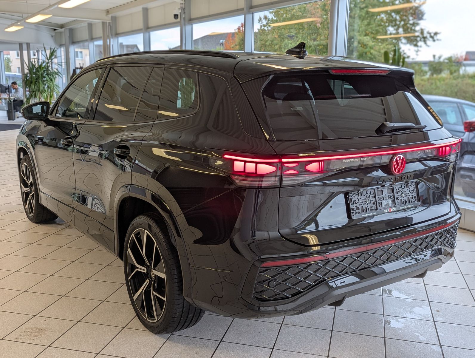 VW Tayron 2.0 R-Line Leder Launch Pano Black AHK 20 - Image 5