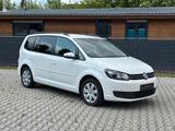 Volkswagen Touran Comfortline*AHK*STNDHZG.**39TKM** - VW Touran Gebrauchtwagen in Wiesbaden