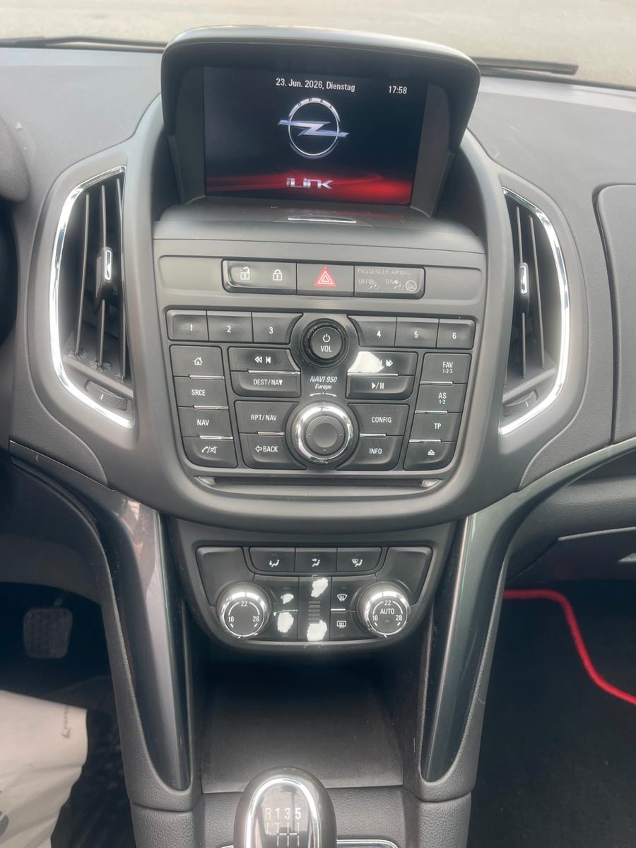 Opel Zafira 2015 — фото 12