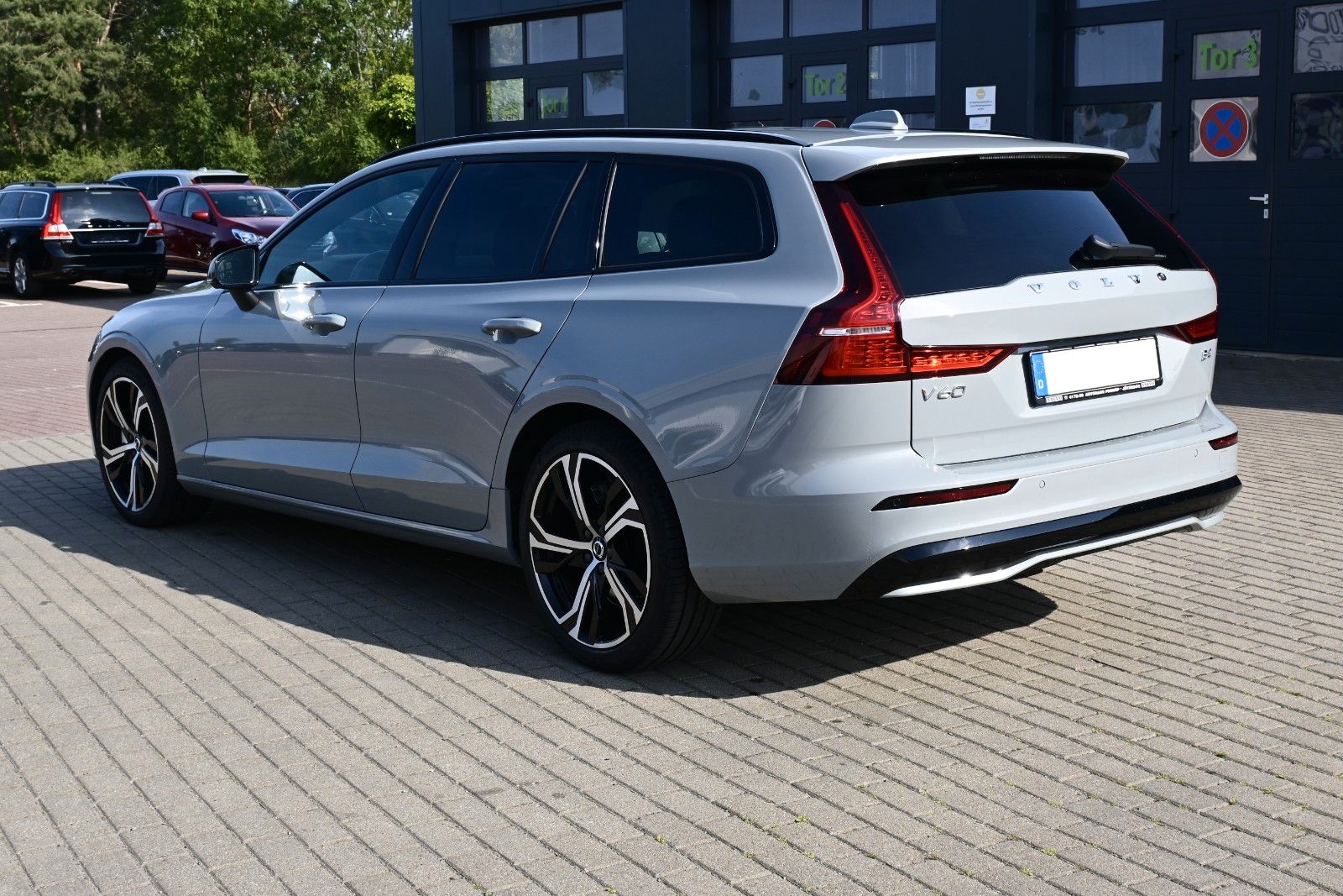 Fahrzeugabbildung Volvo V60 B4 D Auto Plus Dark*RFK*STDHZG*PANO*ACC