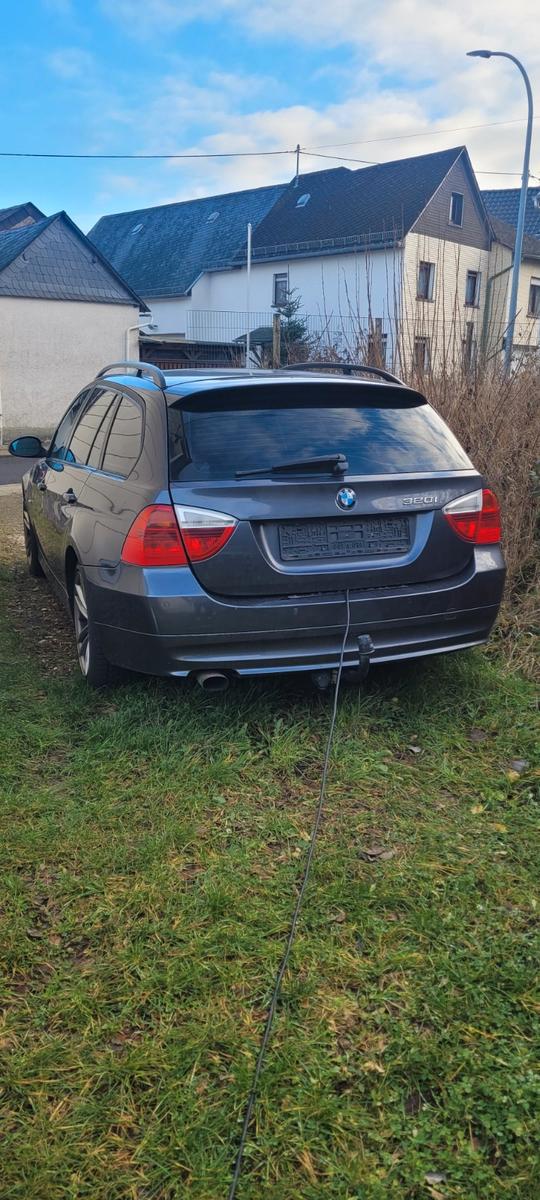 BMW 320 2006 — rear view
