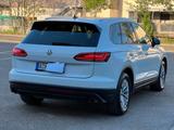 Volkswagen Touareg 3.0 V6 TDI 170kW 4MOT Tiptr. Atmosph... - Volkswagen Touareg: Firmenfahrzeug