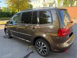 Volkswagen Touran 2.0 TDI DSG Highline SH AHK 8fach bereift - Volkswagen Touran in Aachen
