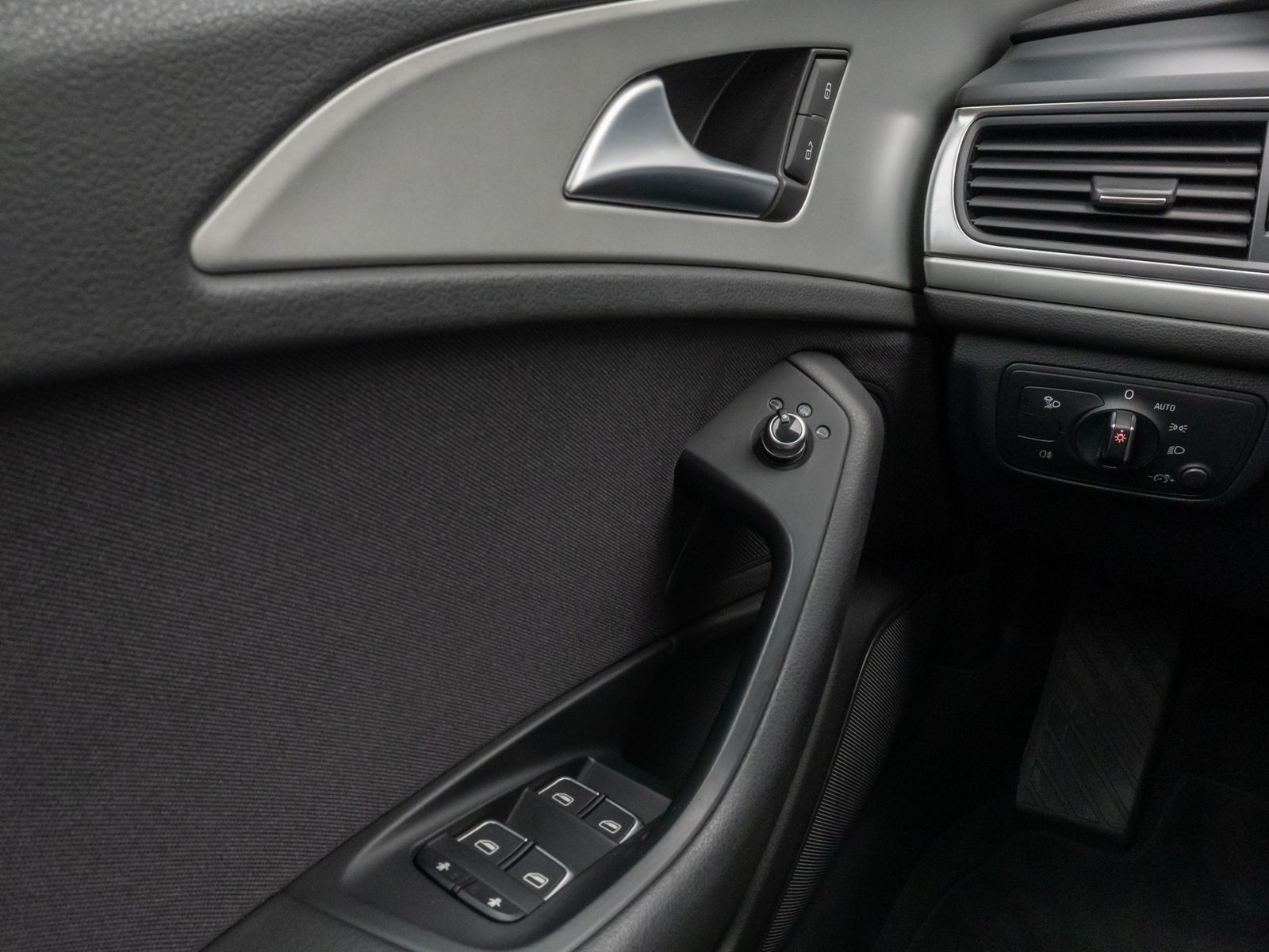 Fahrzeugabbildung Audi A6 Avant 3.0 TDI Kamera Panorama AHK Navi Sitzhz