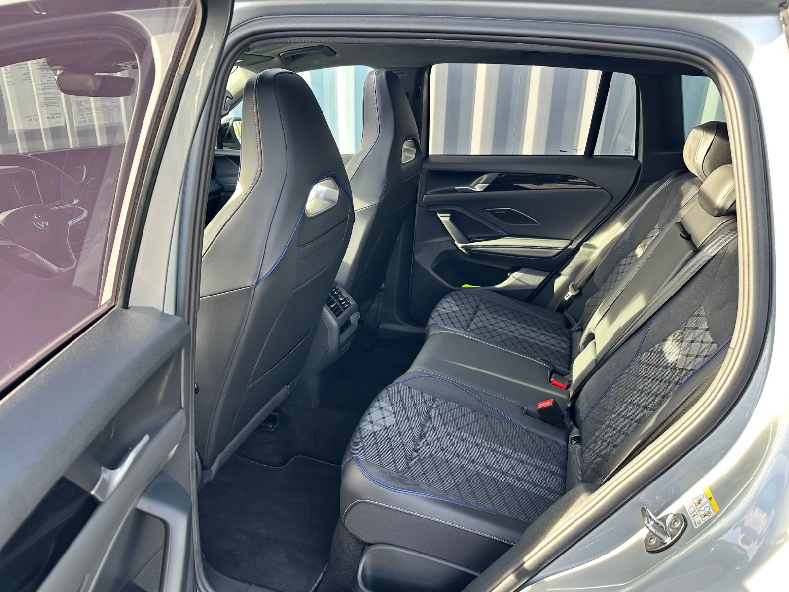 Fahrzeugabbildung Volkswagen Tiguan 1.5 eTSI R-Line*Panorama-Dach*AHK*SHZ*LHZ