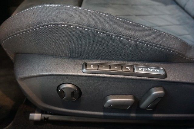 Fahrzeugabbildung Volkswagen Golf VIII TSI Style Matrix Navi Pano AID ACC PDC