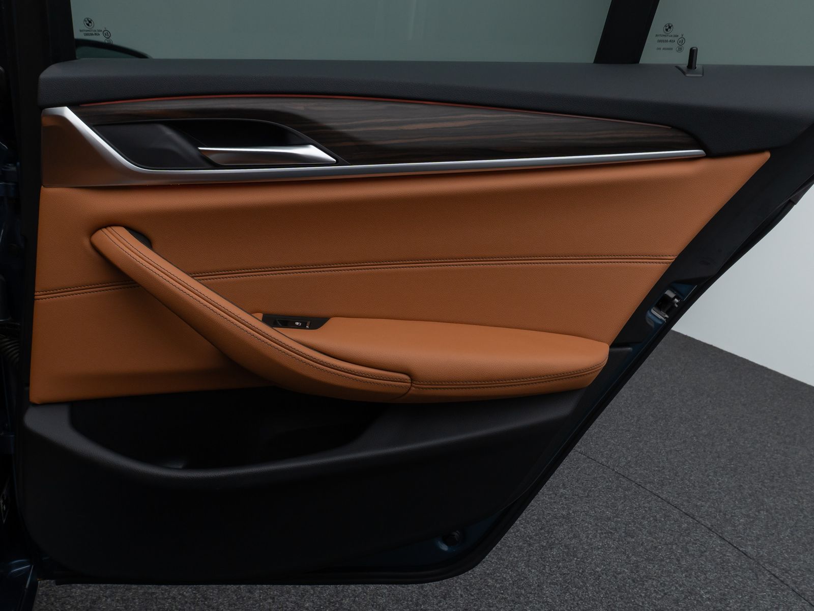 Fahrzeugabbildung BMW 530e Panorama Kamera HUD DAB HiFi Alarm Sport