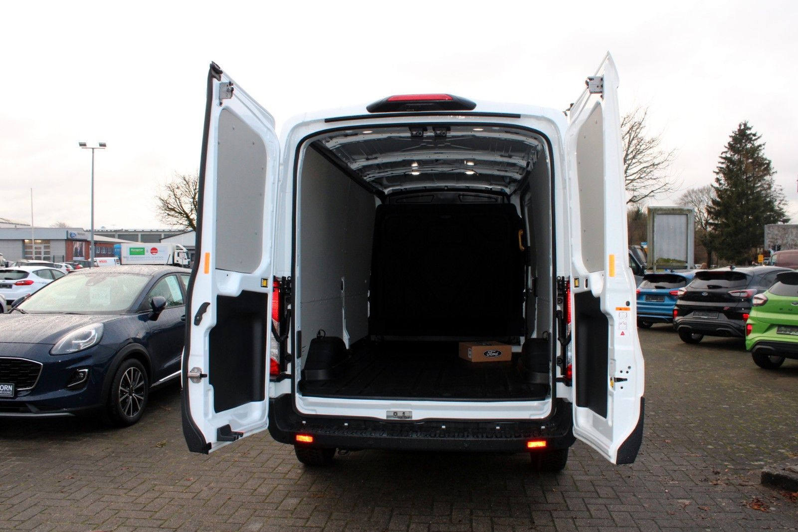 Fahrzeugabbildung Ford e-Transit 350 L3H2 TREND ELEKTRO + Technologie P