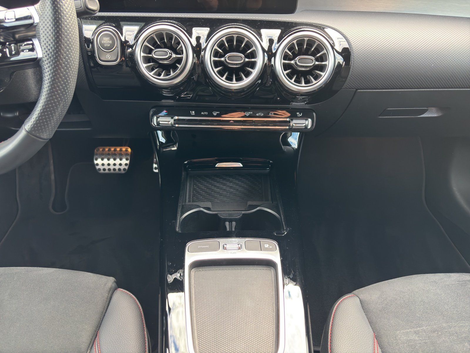 Fahrzeugabbildung Mercedes-Benz A 180 d AMG Distro KeyGO NIGHT Kamera LED