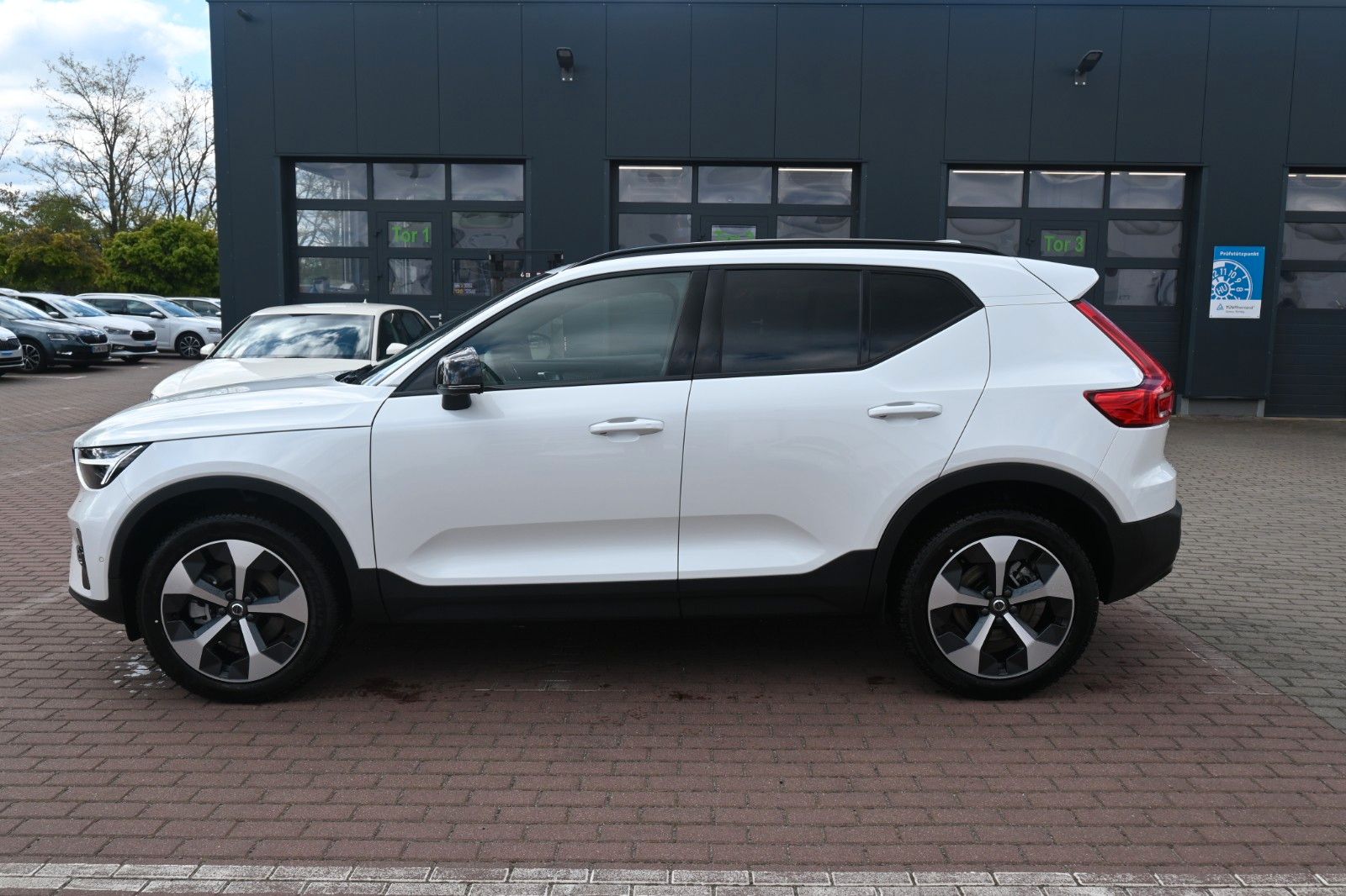 Fahrzeugabbildung Volvo XC40 B4 DKG Ultra Dark*PANO*360°*ACC*AHK