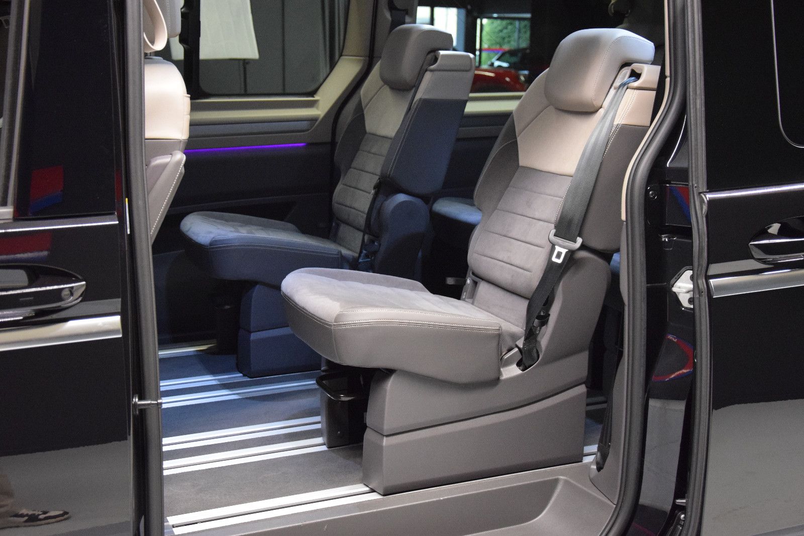 Fahrzeugabbildung Volkswagen T7 Multivan Pano ACC AHK DCC HK HuD 3-Zonen