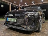 Audi e-tron 55 quattro S line - mit Elektro-Antrieb: Schwarz, Kombi