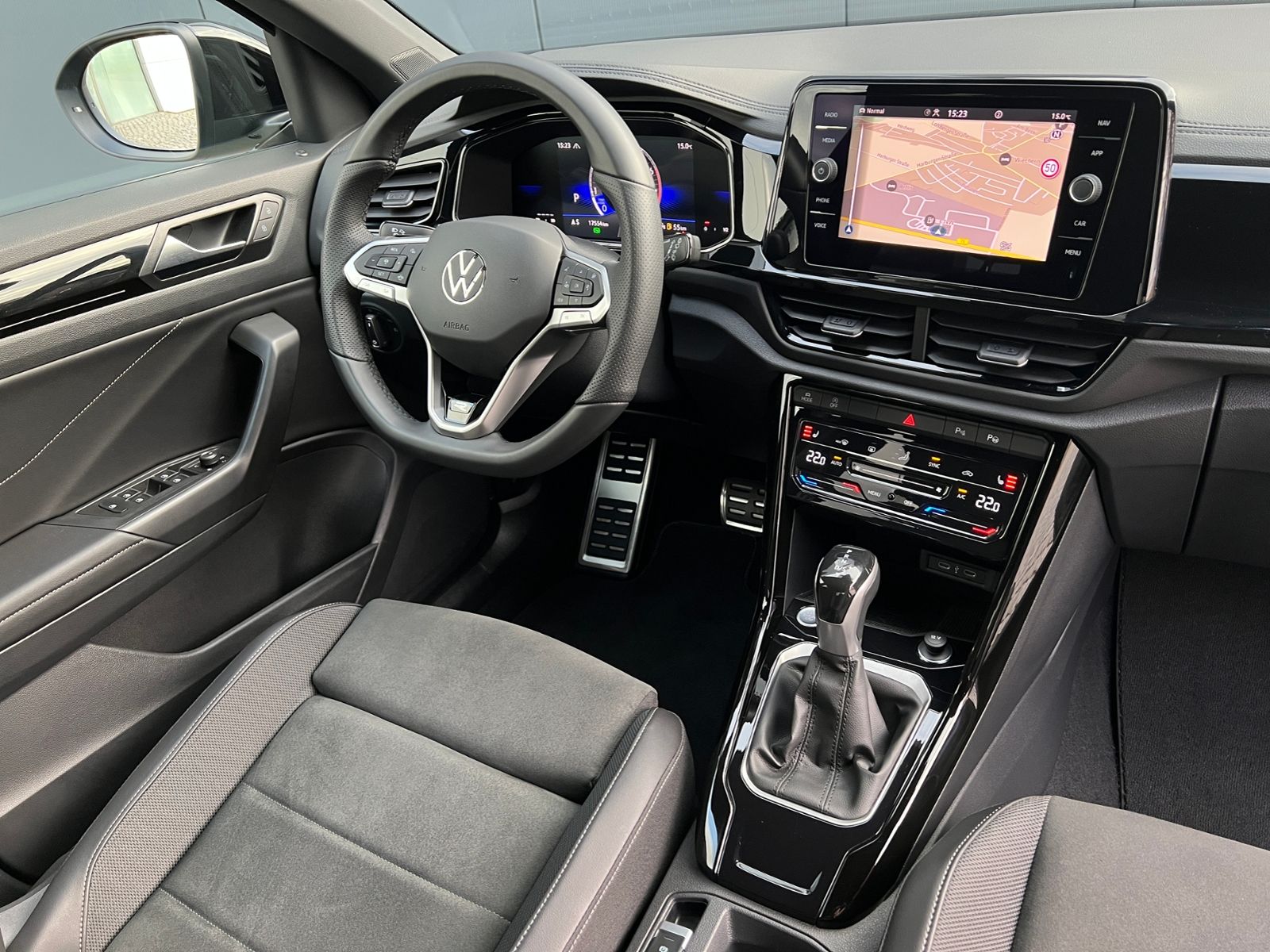 Fahrzeugabbildung Volkswagen T-Roc R-Line 1.5 TSI DSG *AHK, LED, Black Style,