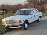 Mercedes-Benz 240D - weiße Mercedes-Benz 240