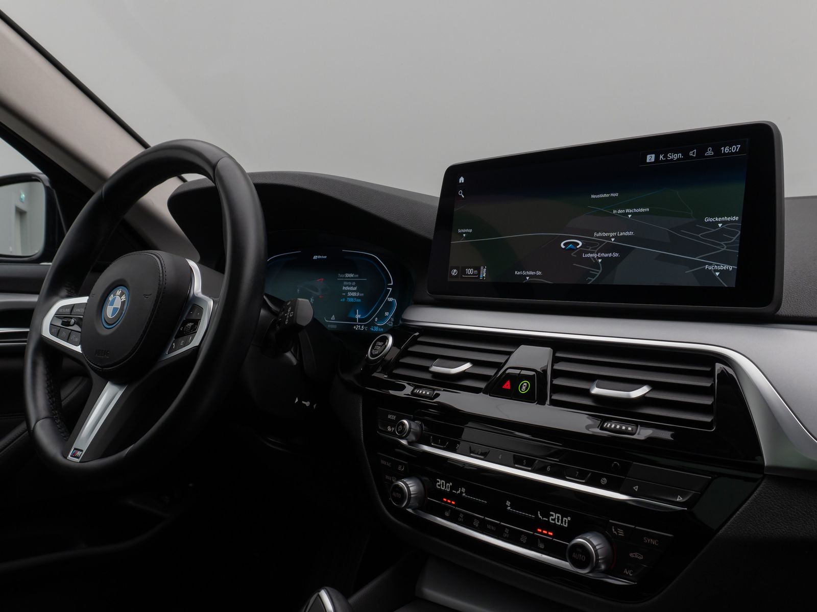 Fahrzeugabbildung BMW 530e Panorama DAB HiFi CockPitPro Alarm PDC LED