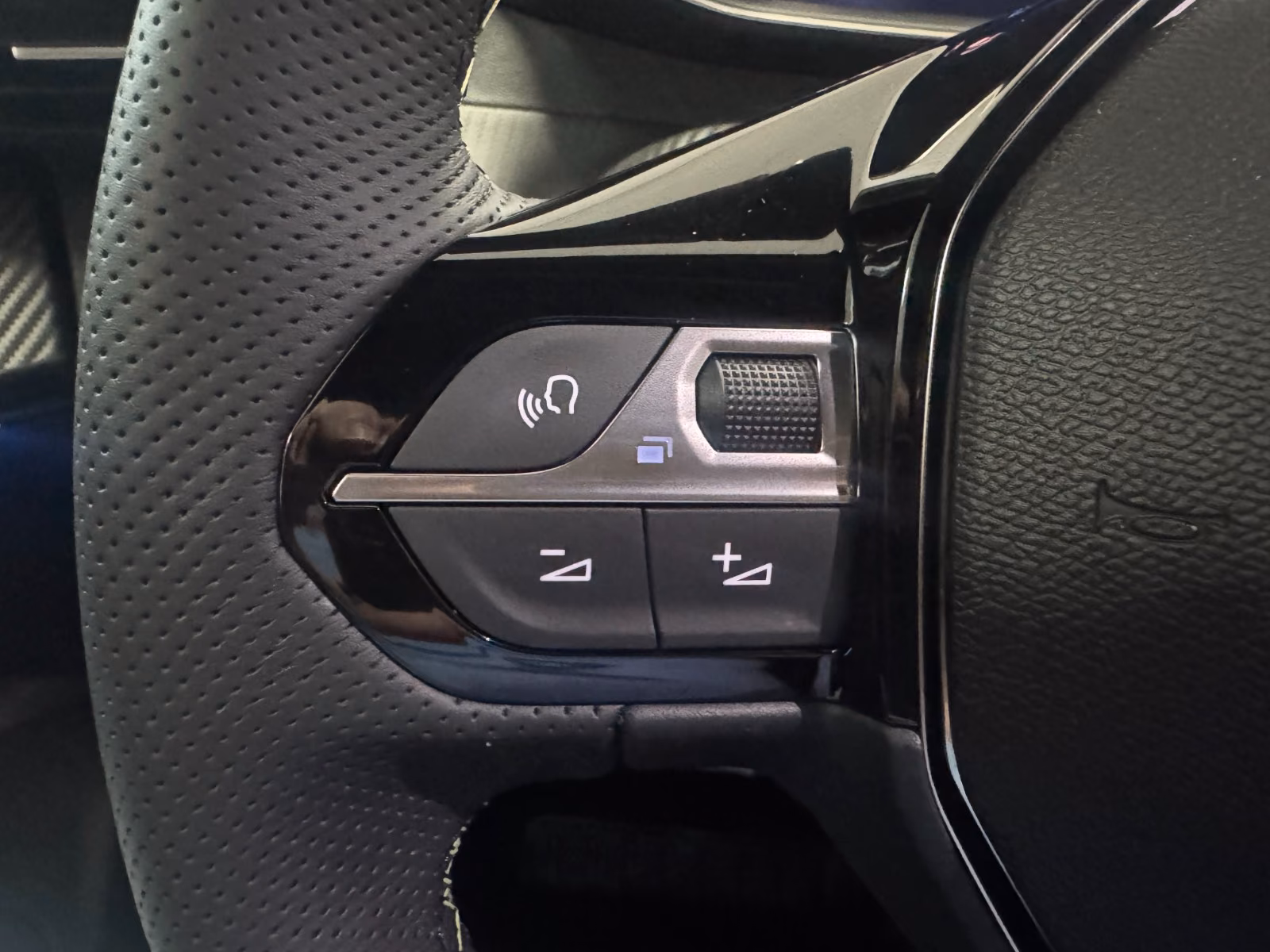 Peugeot 2008 Hybrid 145 GT Exclusive AHK 360Grad Kam.
