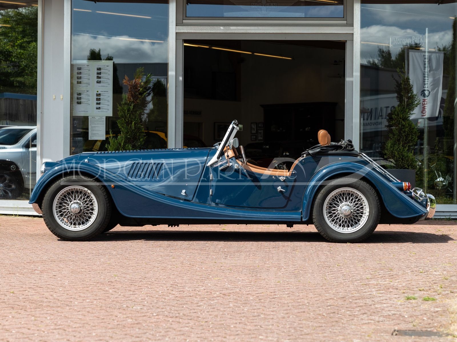 Fahrzeugabbildung Morgan 4/4 *Sport Blue / Yarwood Honey*