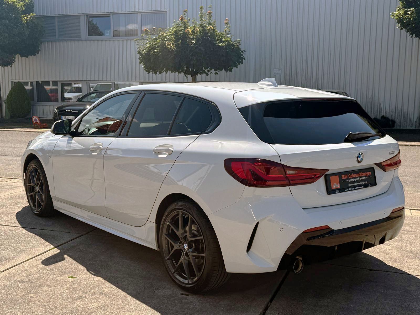 Fahrzeugabbildung BMW 118i M-Sport Steptr. LED HUD PANO PDC CarPlay BT