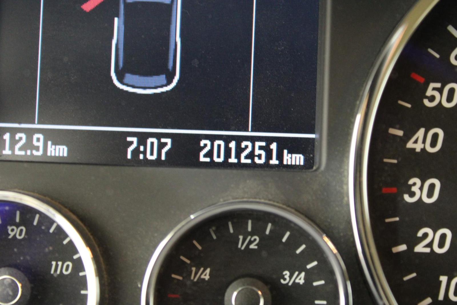 Volkswagen Touareg 2004 — photo 13