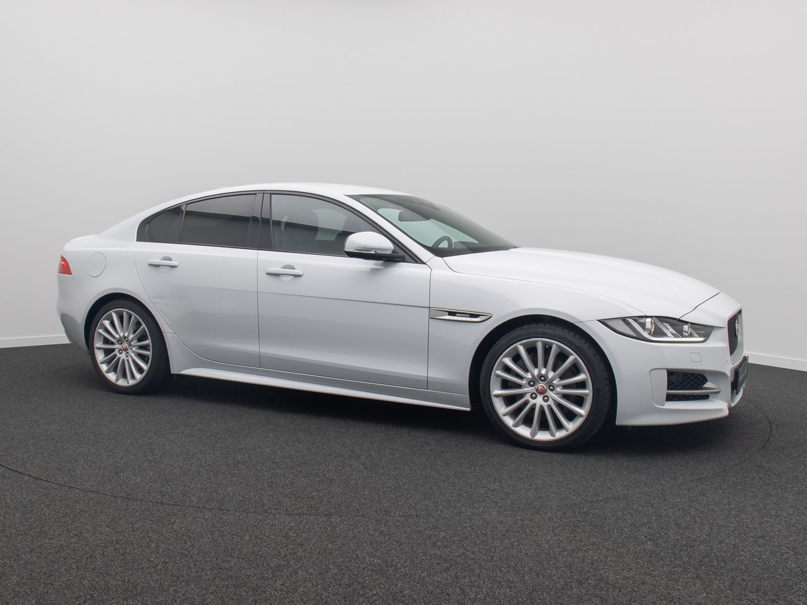 Fahrzeugabbildung Jaguar XE R-Sport FahrAssist Navi Sound Komfort 19Zoll