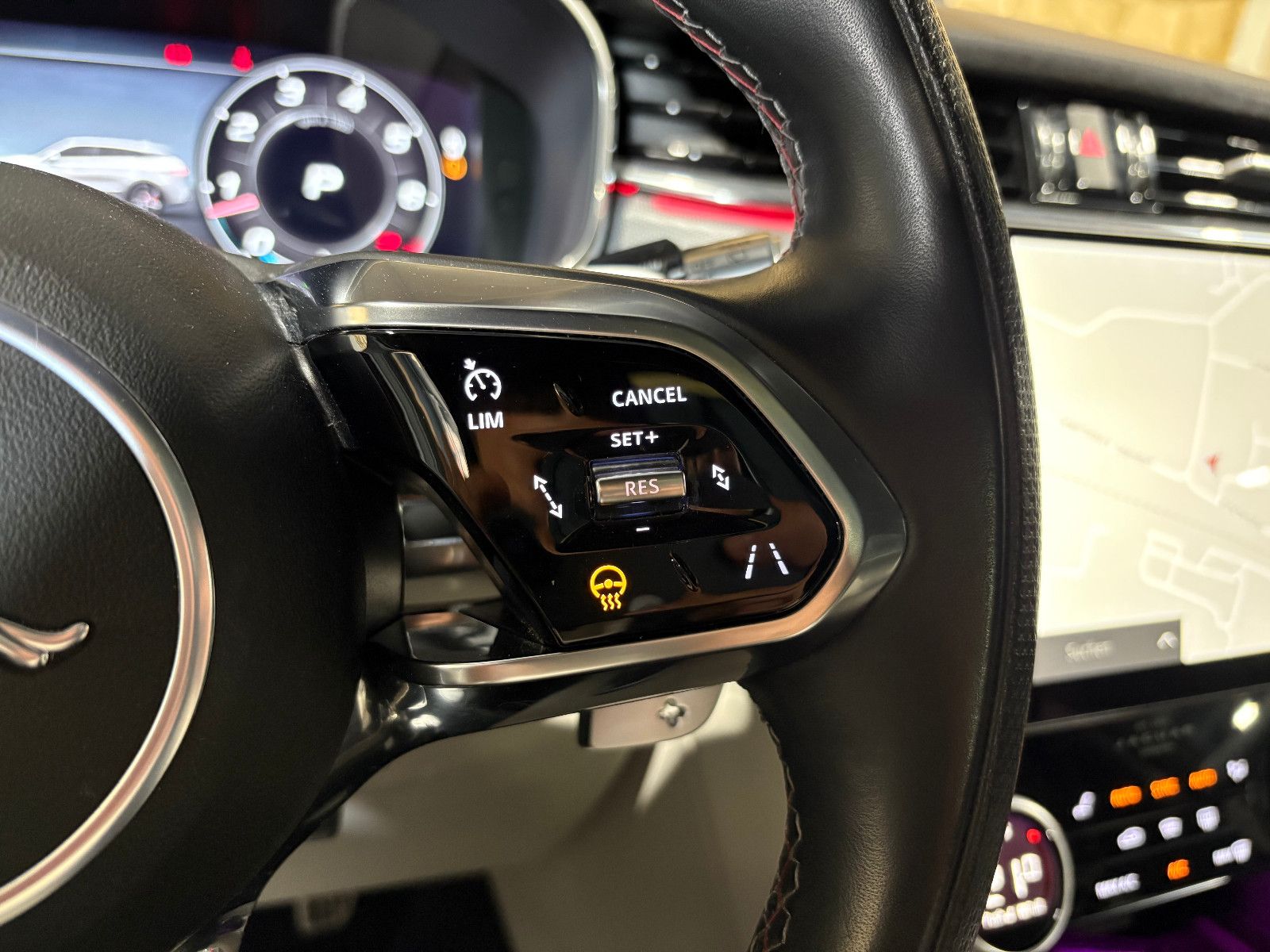 Fahrzeugabbildung Jaguar F-PACE SVR AWD/PANO/360°/APPLE/ACC/AMBIENTE/SHZ