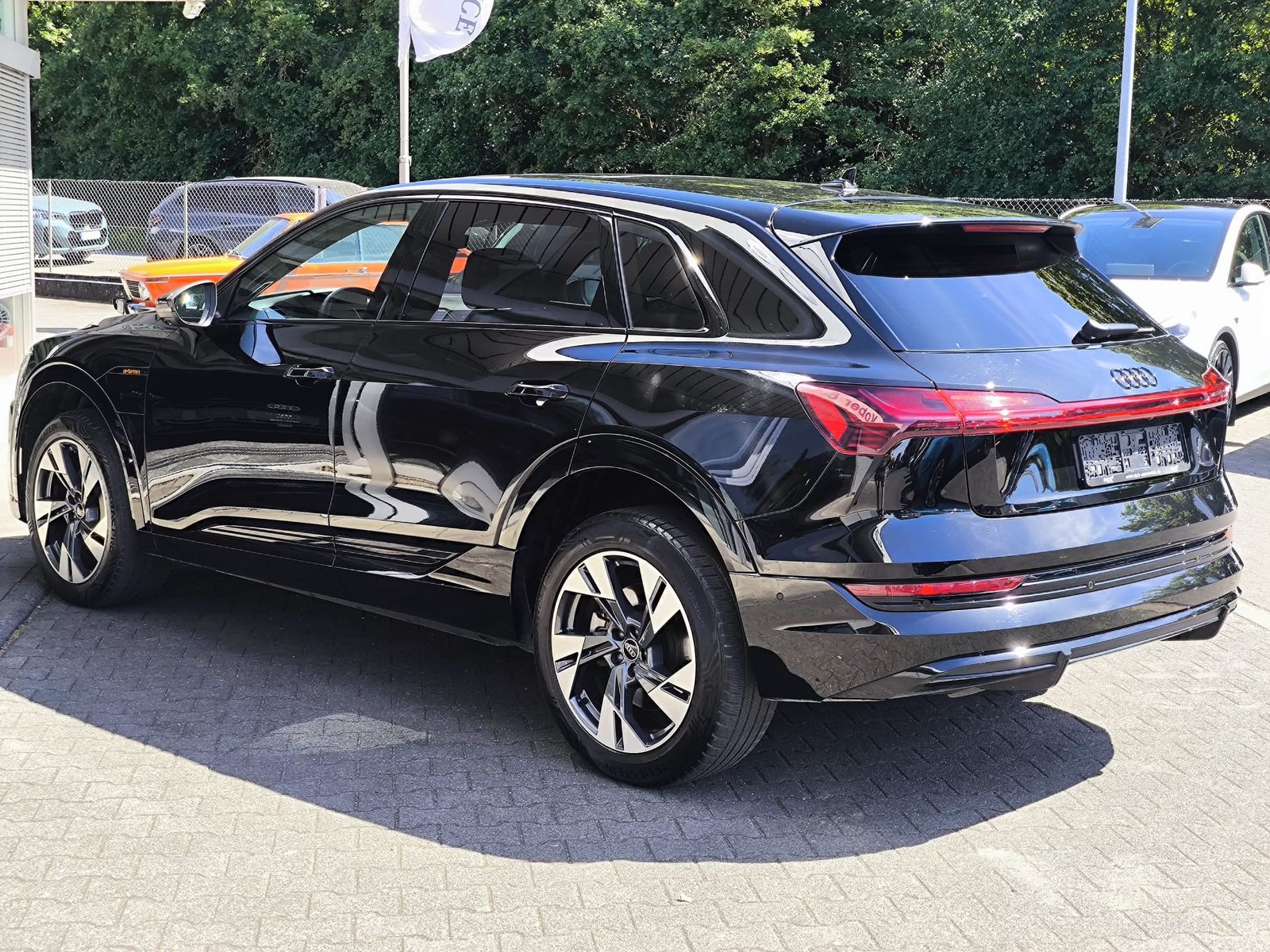 Fahrzeugabbildung Audi e-tron S LINE BLACK EDITION PANO+MEMO+SHZ+360+