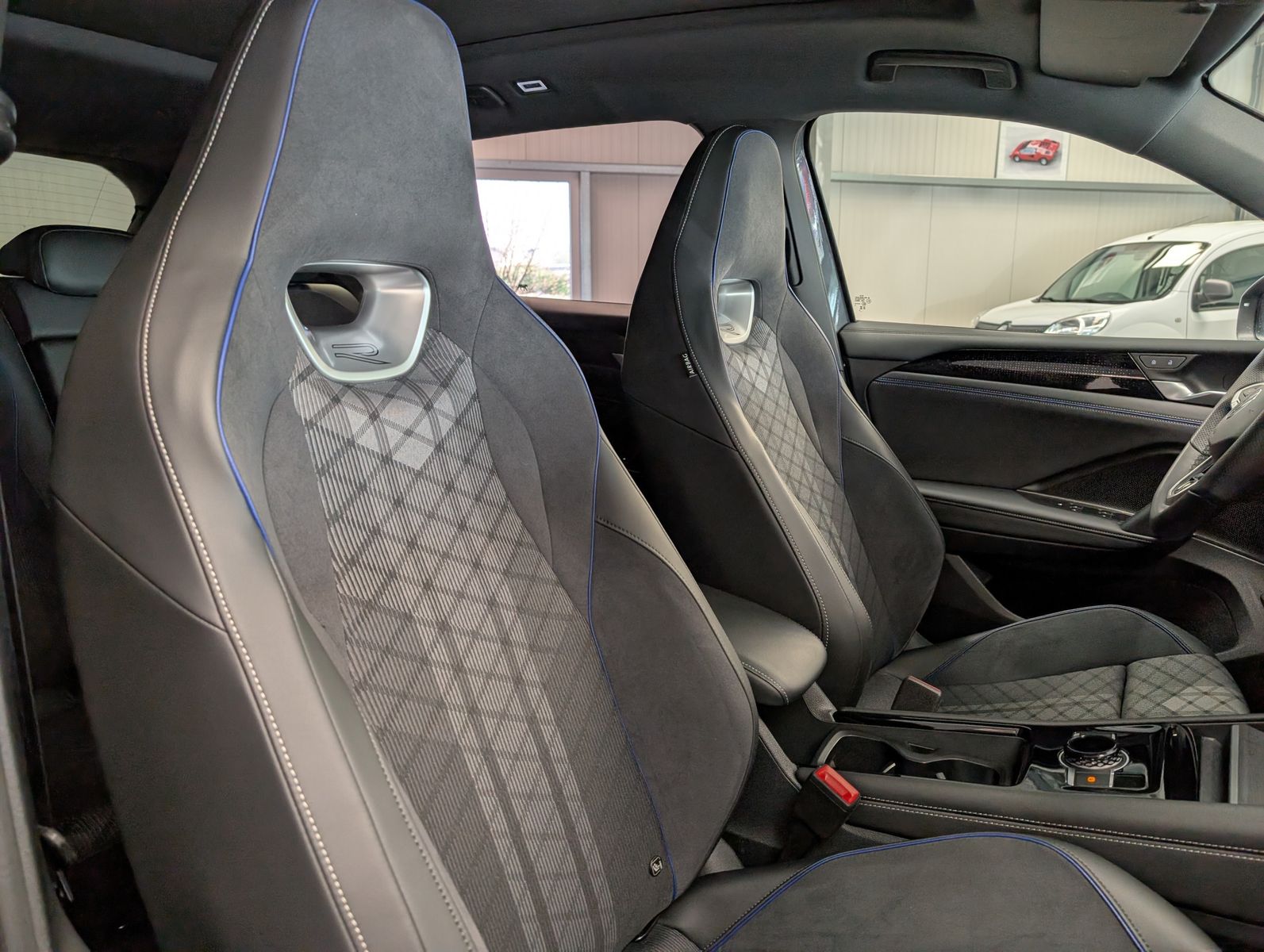 Fahrzeugabbildung Volkswagen Tiguan 2.0TDI R-Line 4M Pano H/K AHK Matrix 20"