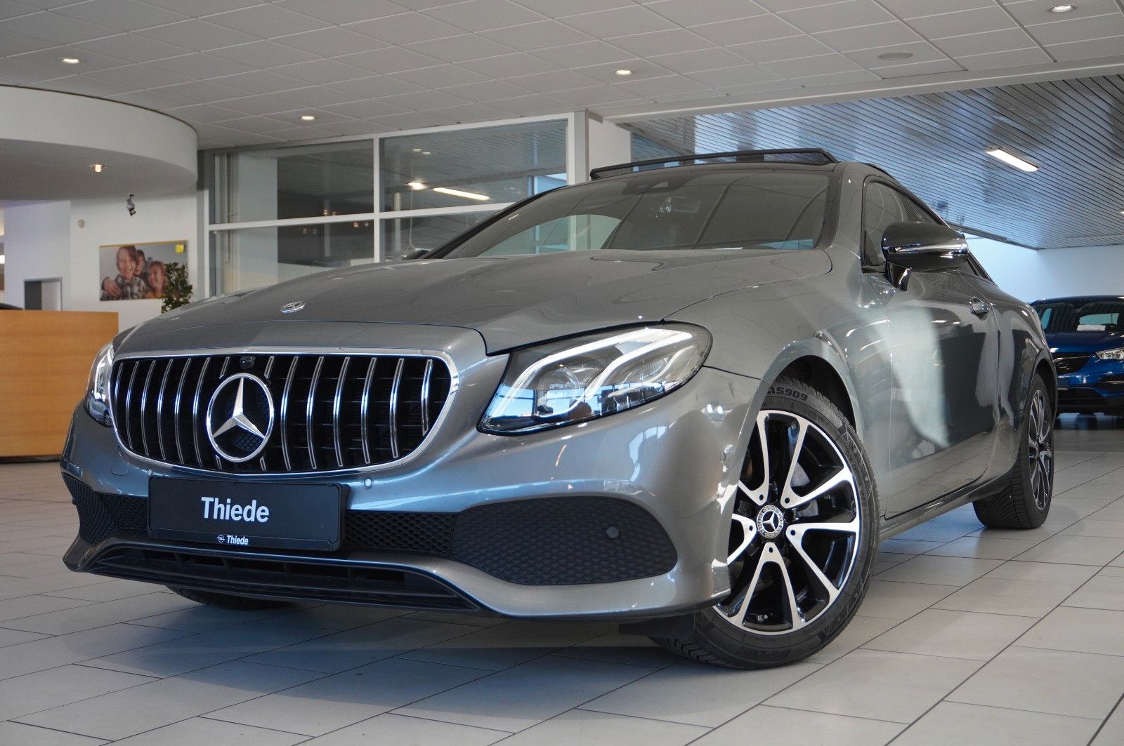 Fahrzeugabbildung Mercedes-Benz E 220D COUPE AVANTGARDE NAVI/LED/KAMERA/SH/PANO.