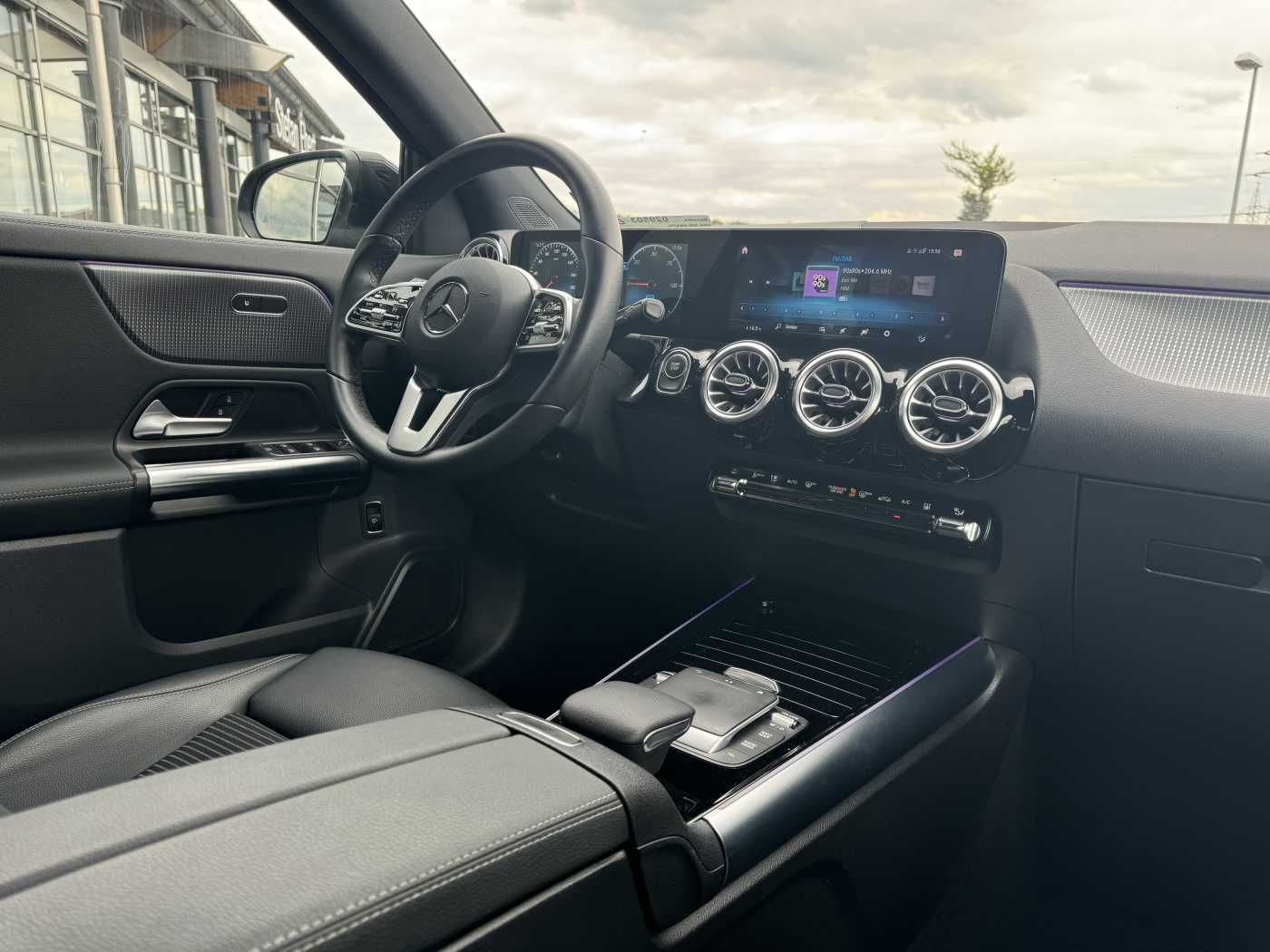 Fahrzeugabbildung Mercedes-Benz EQA 300 4Matic Progressive+RKamera LED+IHC+TOTW+