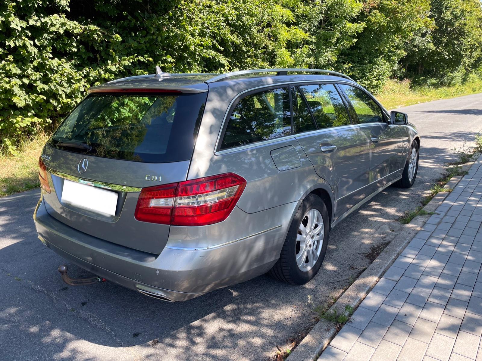 Mercedes-Benz E220 2012 — вигляд ззаду