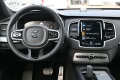 Fahrzeugabbildung Volvo XC90 B5 R-Design AWD *360*HU*STHZ*Pano*B&W