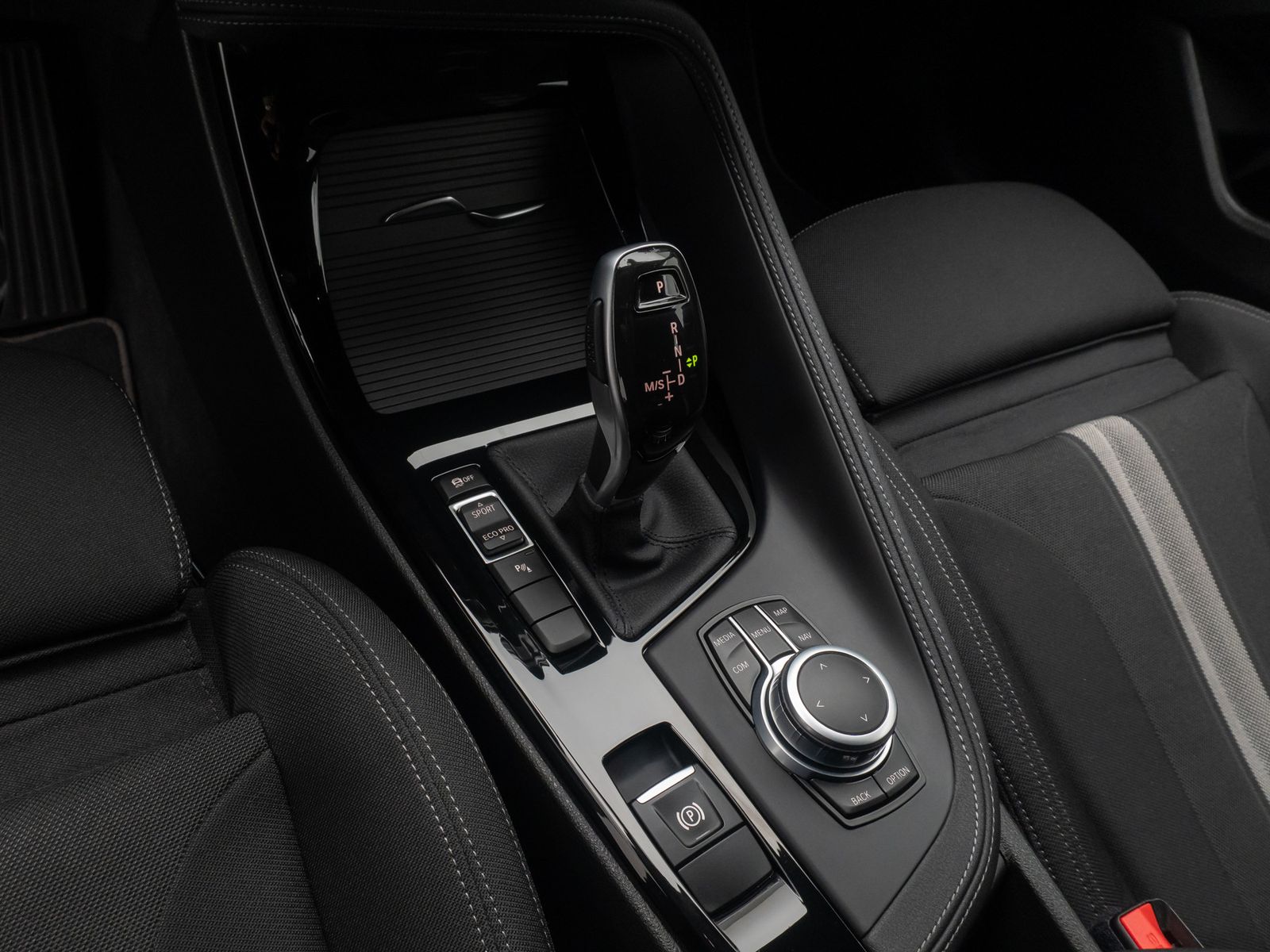 Fahrzeugabbildung BMW X2 sD18i AdvantagePlus HiFi DAB Sportsitz 19Zoll