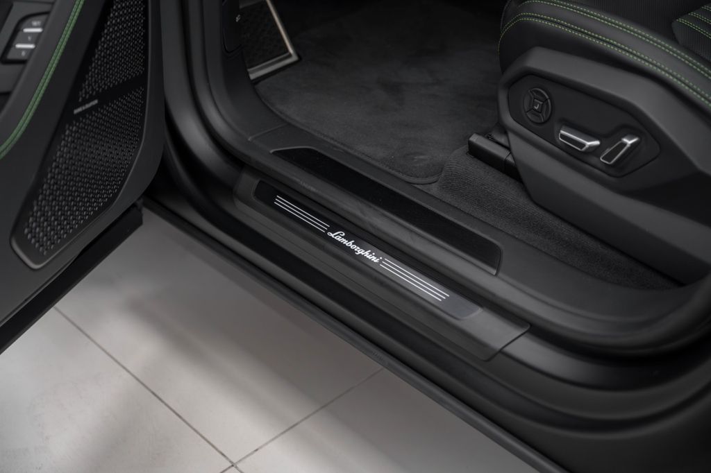 Urus 4.0 V8 SE MATT BLACK AKRAPOVIC CARBON - Bild 28