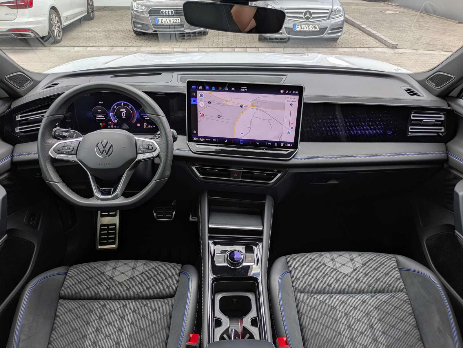 Fahrzeugabbildung Volkswagen Tiguan 2.0 TDI 4M R-Line PANO*H&K*AHK*MATRIX*20"