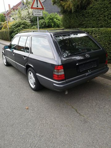 Mercedes-Benz MercedesW124 E220T (S124) 2.2l 110kw/150PS...