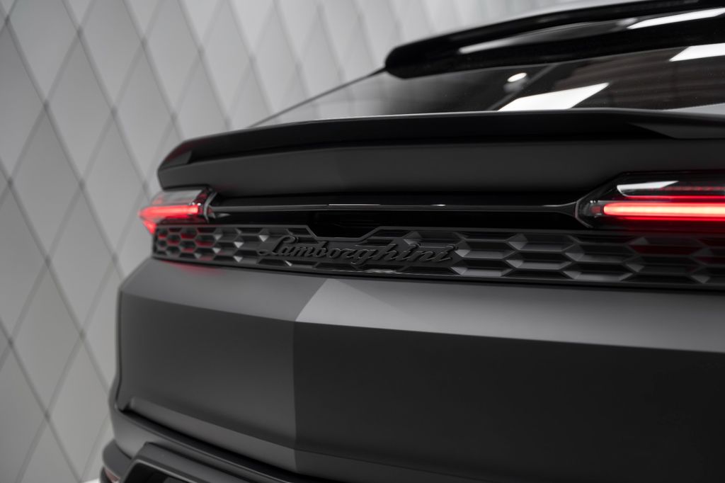 Urus 4.0 V8 SE MATT BLACK AKRAPOVIC CARBON - Bild 10
