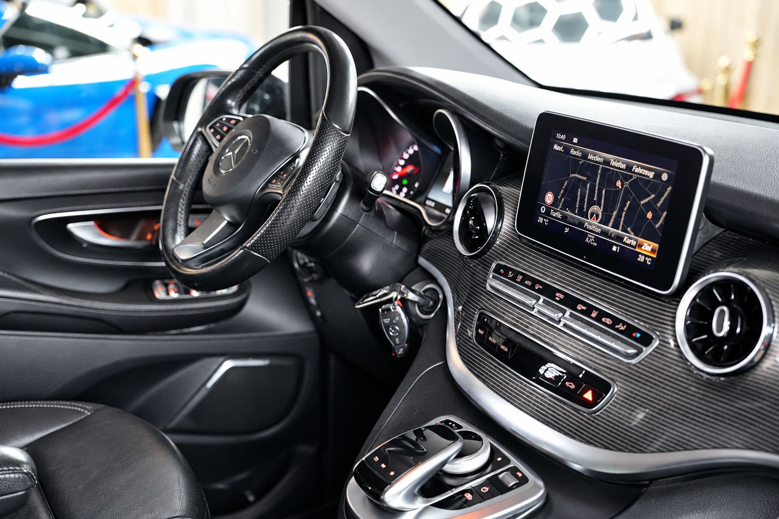 Fahrzeugabbildung Mercedes-Benz V 300d lang *Burmester*360°KAM*6-Sitz*SHZ*Navi