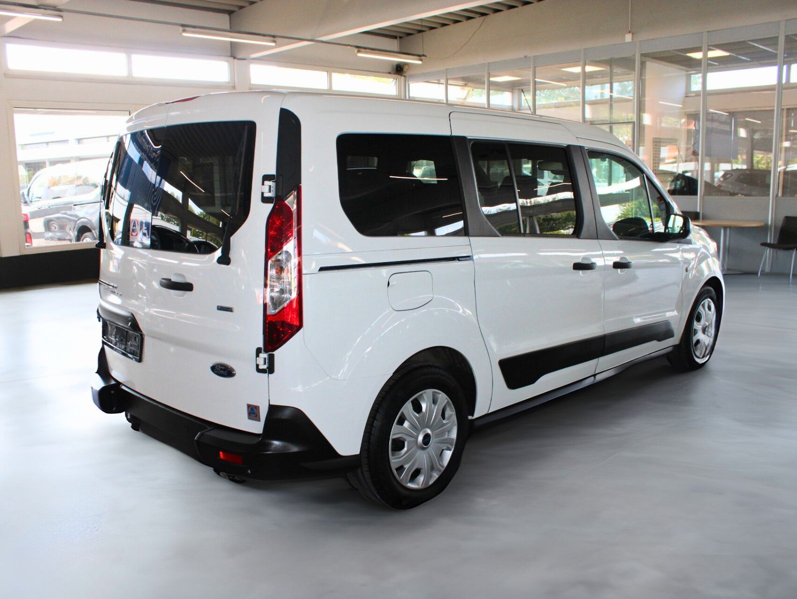 Fahrzeugabbildung Ford Transit Connect L2 Rollstuhlrampe Heckausschnitt